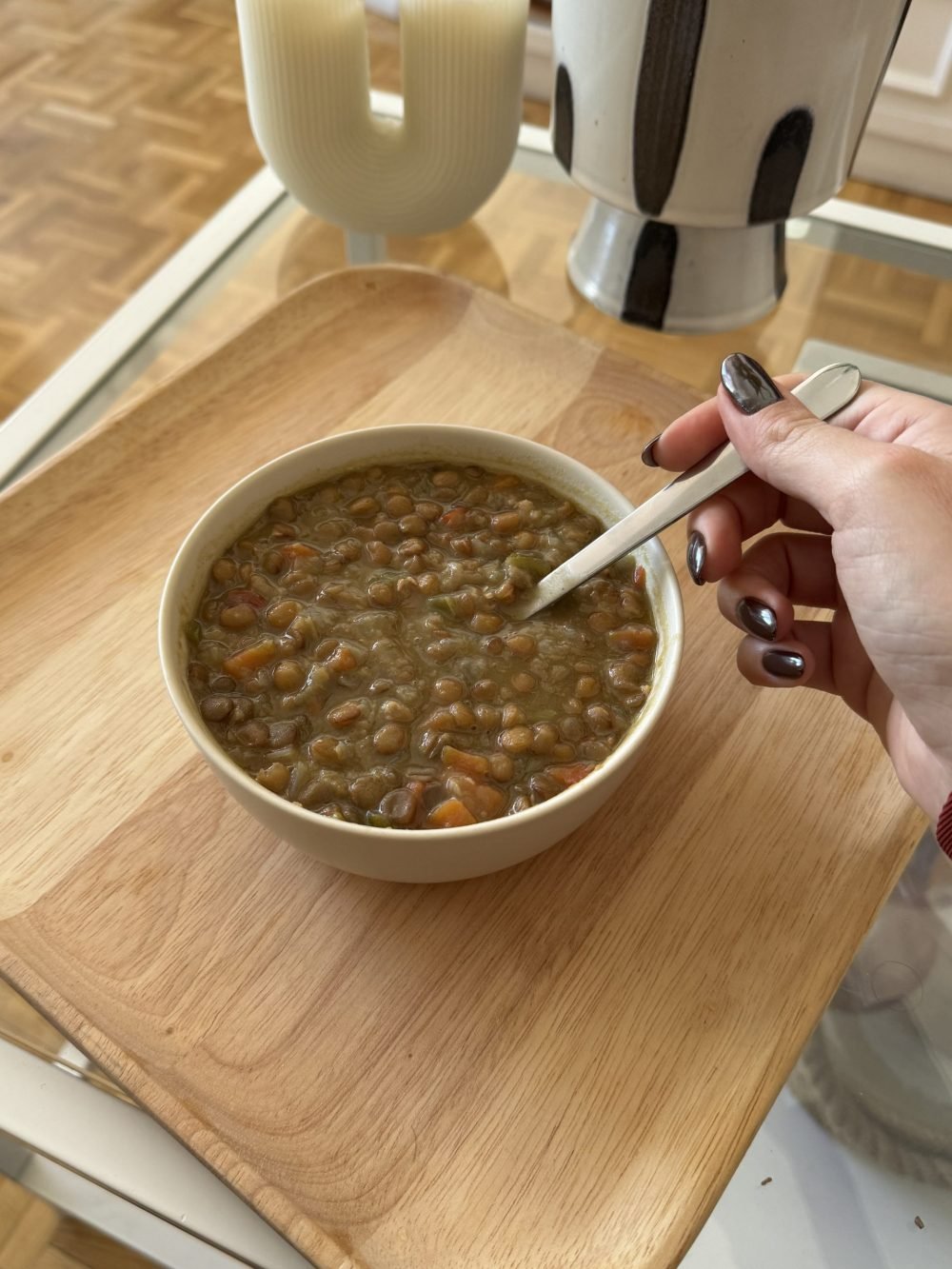 plato de lentejas con verduras y cuchara