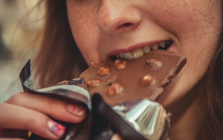 boca de mujer comiendo una tableta de chocolate