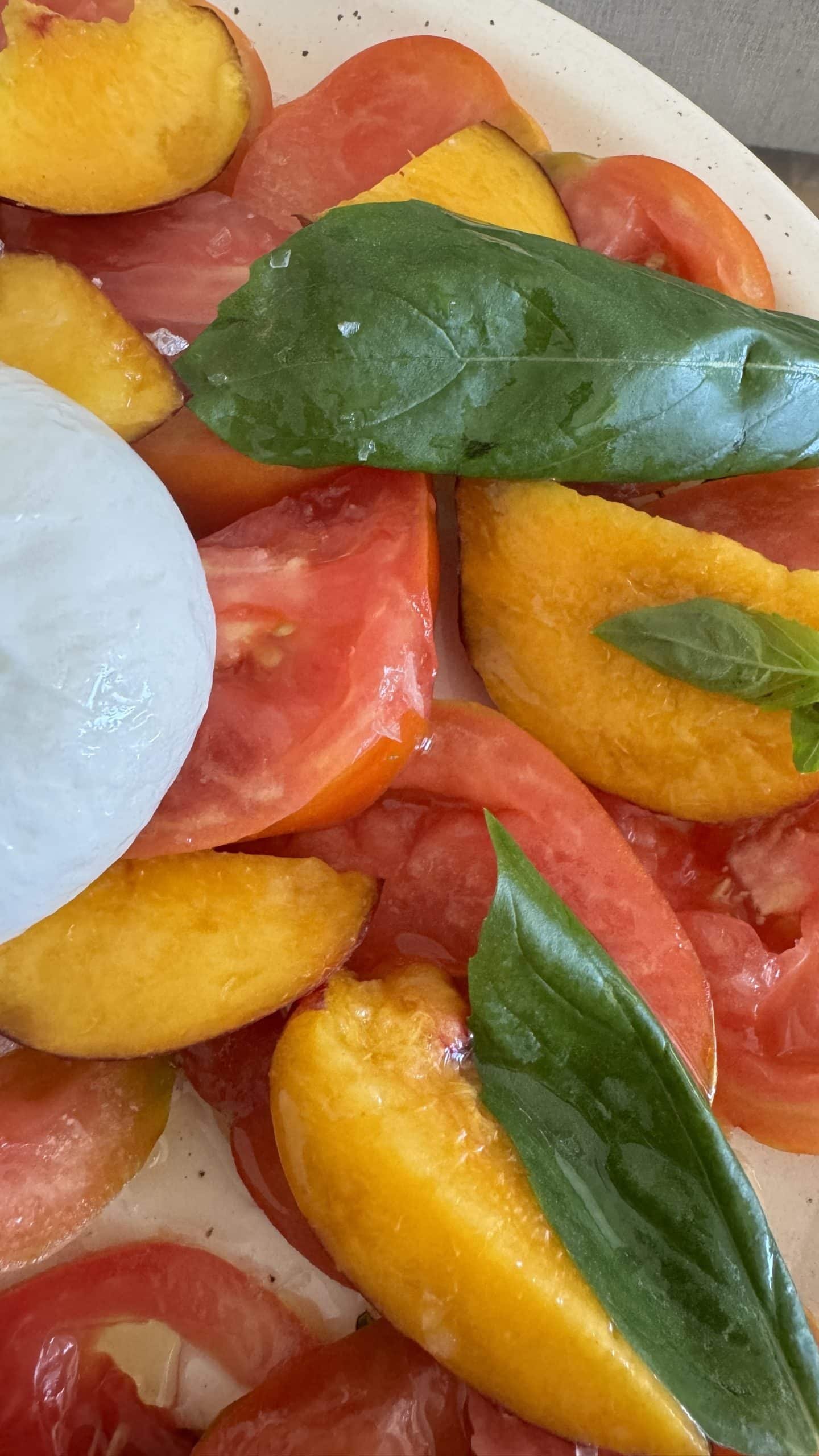 ensalada de temporada con burrata y nectarina