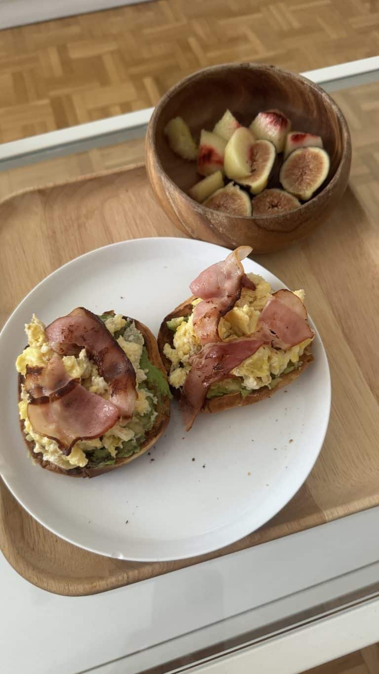 desayuno proteico brioche con huevo y beicon