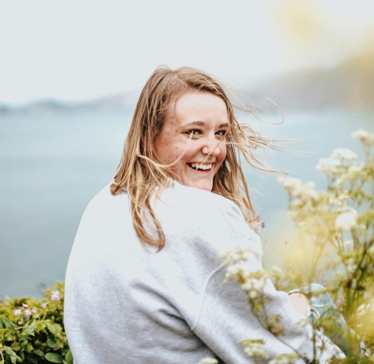 foto de una mujer sonriendo en un paisaje con autoestima