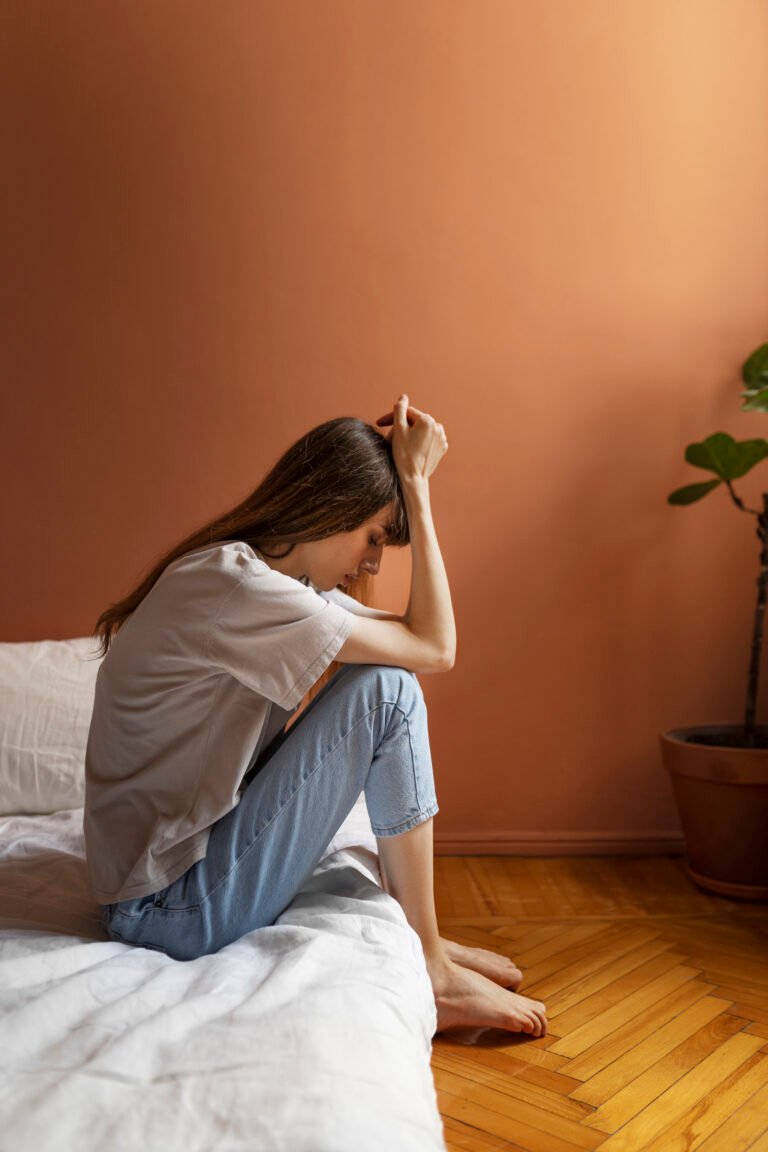 Persona sentada en la cama con Distimia