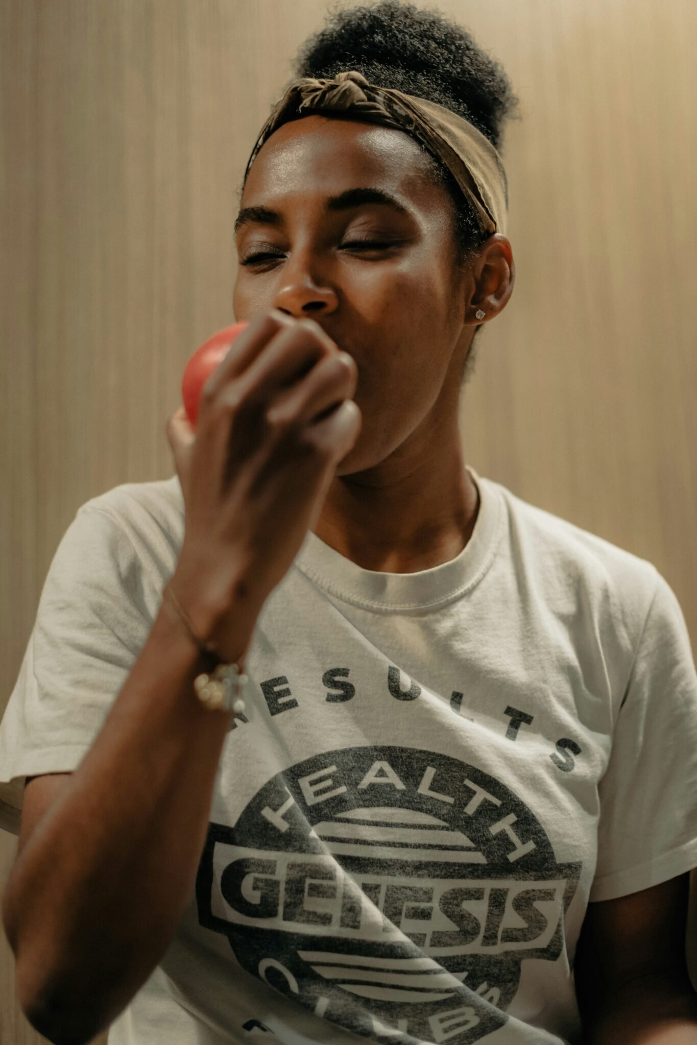 Chico comiendo manzana porque quiere cuidar su nutrición Madrid